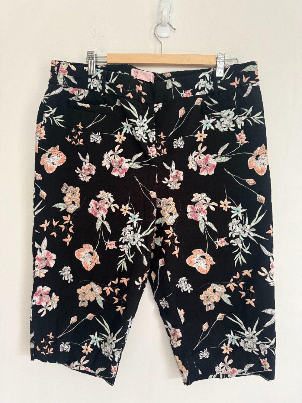 Penningtons In Every Story Black Floral Capris Plus Size 22P